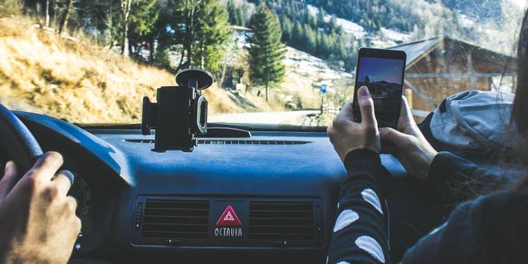 9 Useful Diy Ways To Set Up A Tablet Or Smartphone Car Mount - Diy Cd Phone Mount