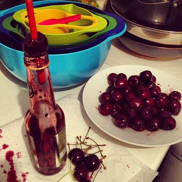 Instagram-Life-Hacks-Easiest-Cleanest-Way-Pit-Cherries