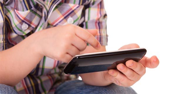online-ads-target-kids-child-smartphone