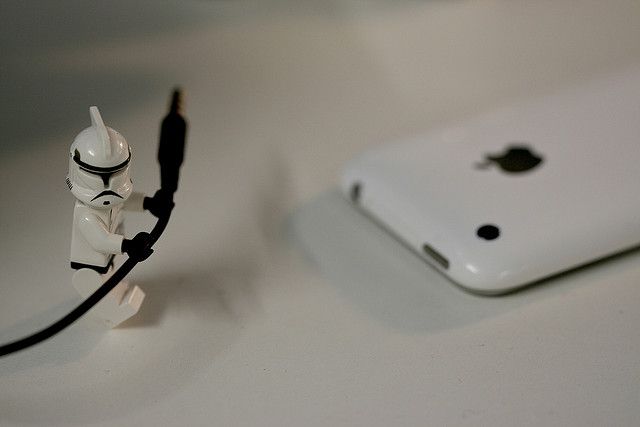 stormtrooper-headphone-cord-iphone