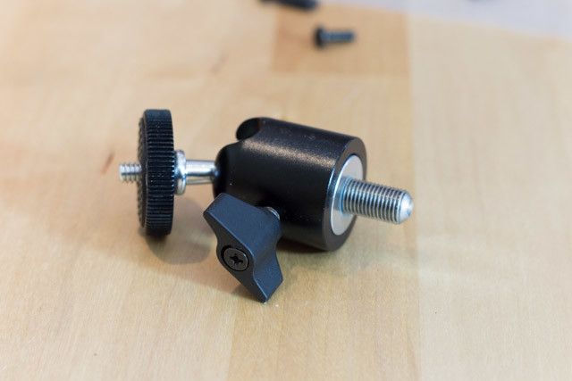 Ball head for mounting a camera
