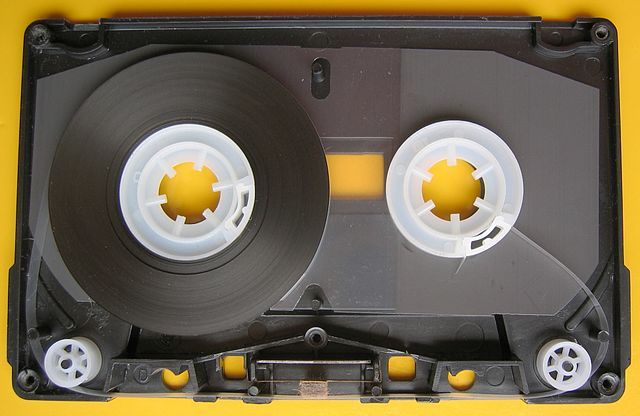 compact-cassette-inside