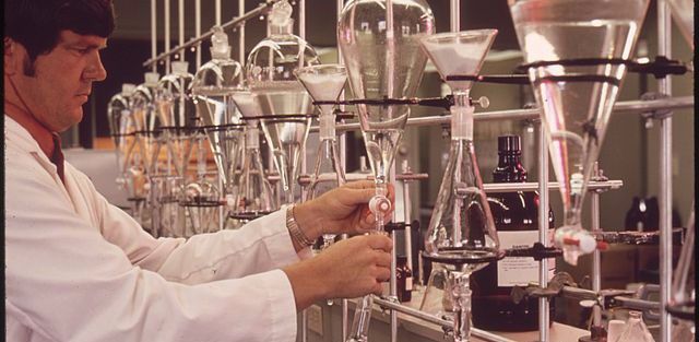 640px-EPA_GULF_BREEZE_LABORATORY,_CHEMISTRY_LAB._THE_CHEMIST_IS_TESTING_WATER_SAMPLES_FOR_PESTICIDES_-_NARA_-_546277
