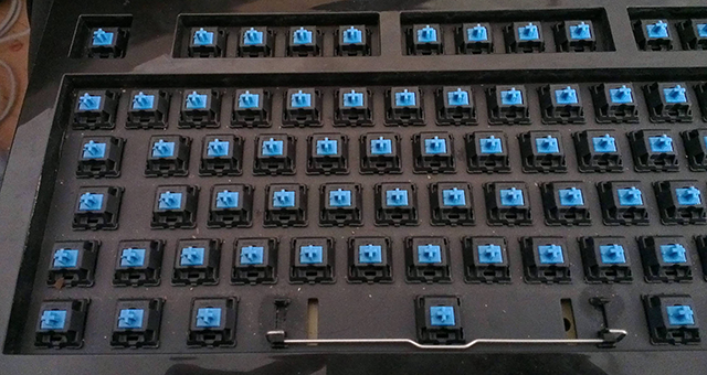 cherry-blue-mechanical-keyboard-interior