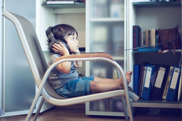 kid-listening-music-headphones