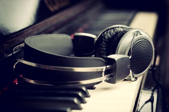 piano-headphones