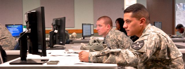 soldiers-on-computers