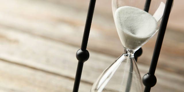 be-more-decisive-hourglass