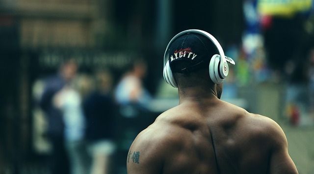 workout-playlist-heart-beats-headphones-gym