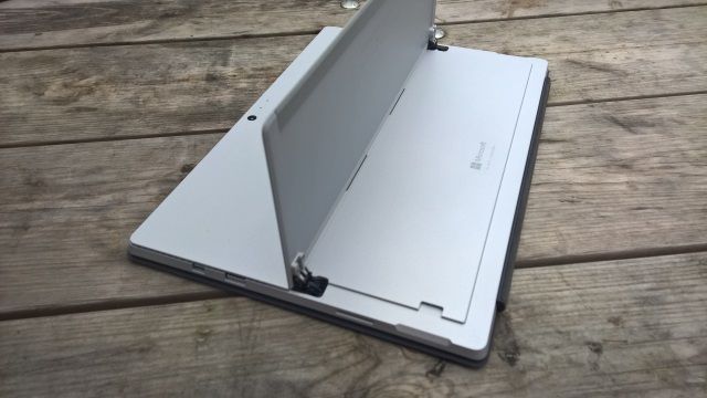 muo-reviews-surfacepro4-rear