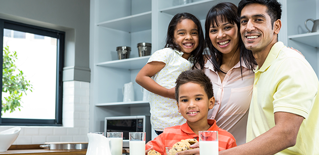 Happy-family-in-the-kitchen-at-home-ready-to-eat-biscuits-640