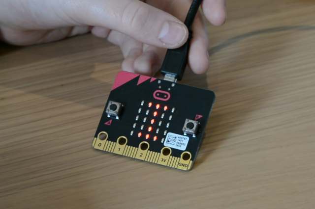 muo-hardwarereviews-microbit-sync
