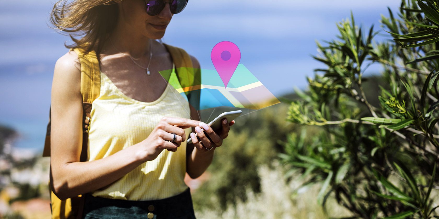 smartphone-navigate-outdoors