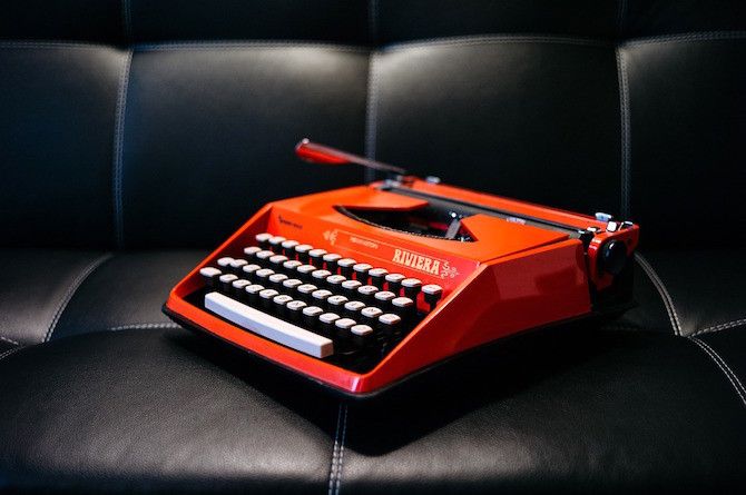 Retro Typewriter Riviera in Red