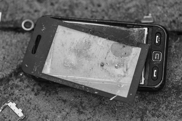 Simple Broken Phone Black and White