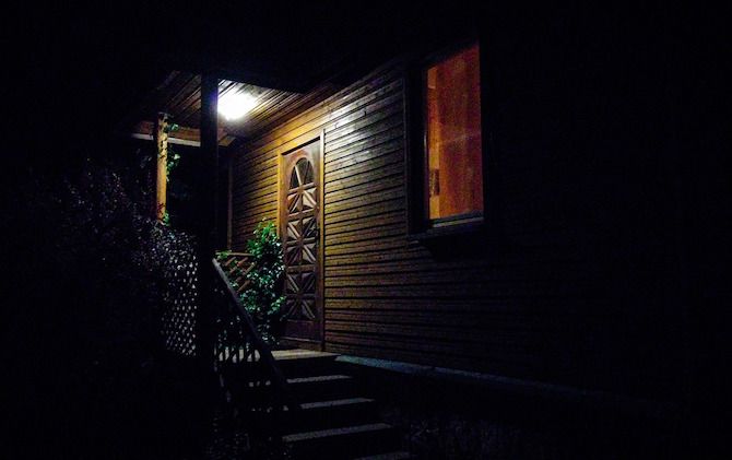 動きが検出されたときにポーチライトを自動的に点灯する方法