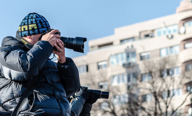 Mann Fotograf im Winter