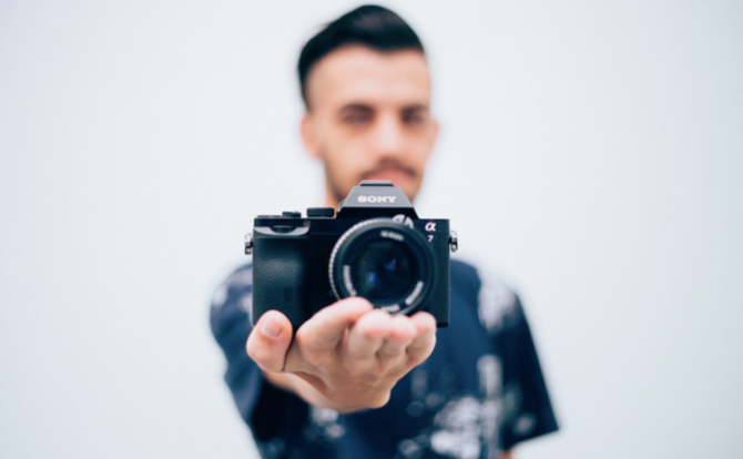 Mann mit einer Sony-Kamera