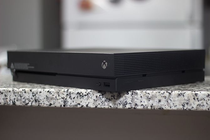 Bagian depan sistem Xbox One X