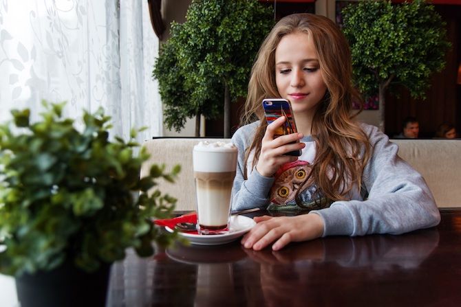 coffee shop wifi - 7 motivi per cui Internet Wi-Fi è lento sul telefono