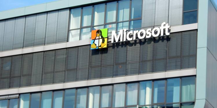 6 Signs That Microsoft Secretly LOVES Linux
