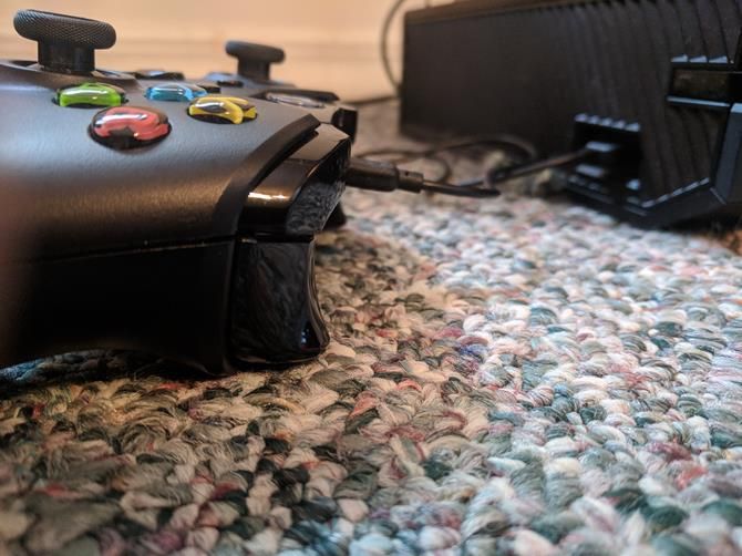 Cabo conectado ao controle do Xbox One