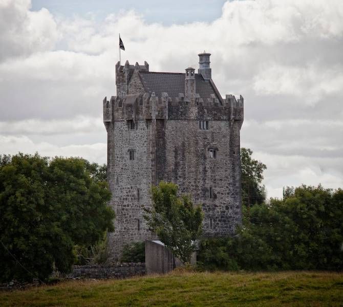 airbnb-galway castle