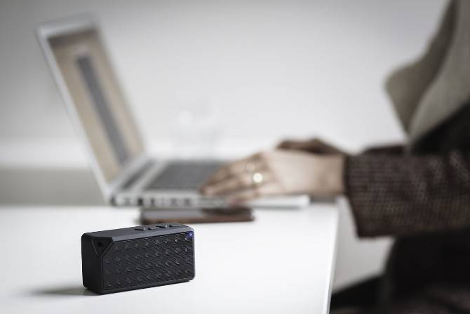 Bluetooth-Lautsprecher neben Laptop