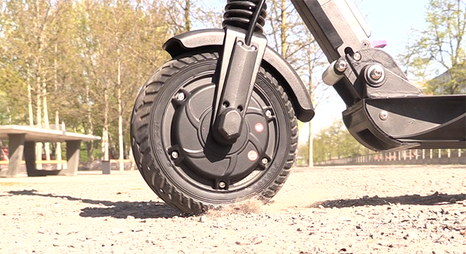 The front wheel of the Kugoo S1