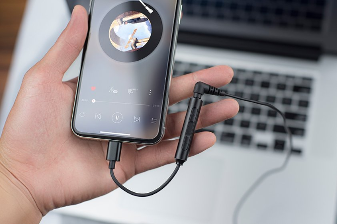 نحوه پخش موزیکهای با کیفیت بالا (Hi-Res) در آیفون یا آیپد 4 FiiO i1 Portable DAC.png?q=50&fit=crop&w=750&dpr=1 -