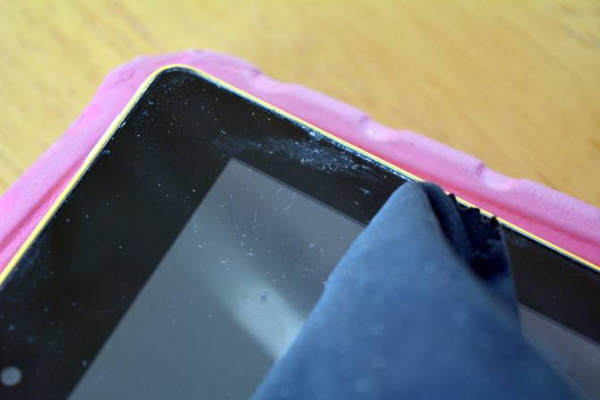 タブレットケースの端の下に蓄積された汚れを確認してください