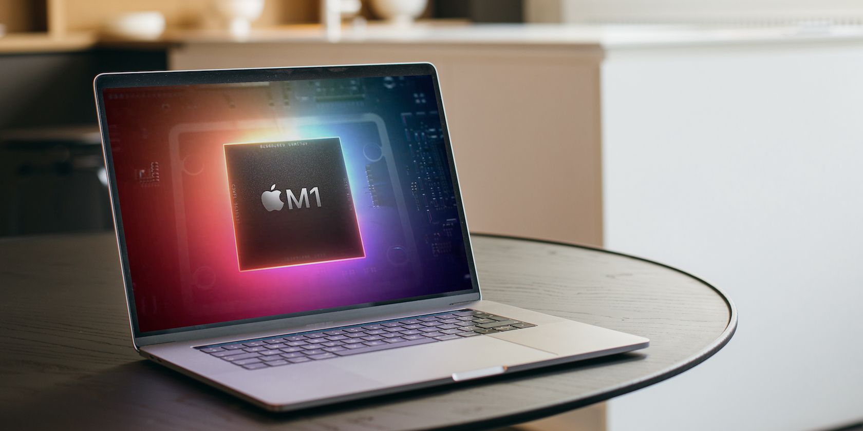 Máy tính xách tay MacBook Pro hỗ trợ M1 của Apple trên bàn