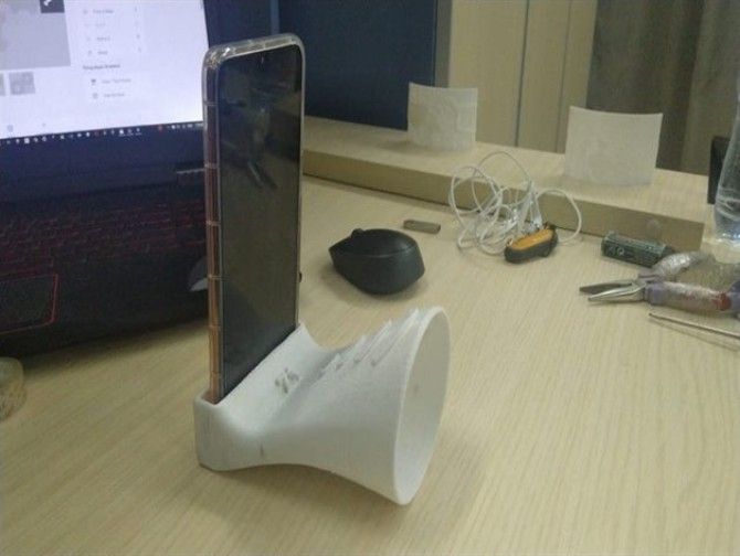 This passive speaker or amplifier boosts the volume of any smartphone and acts as a phone stand too