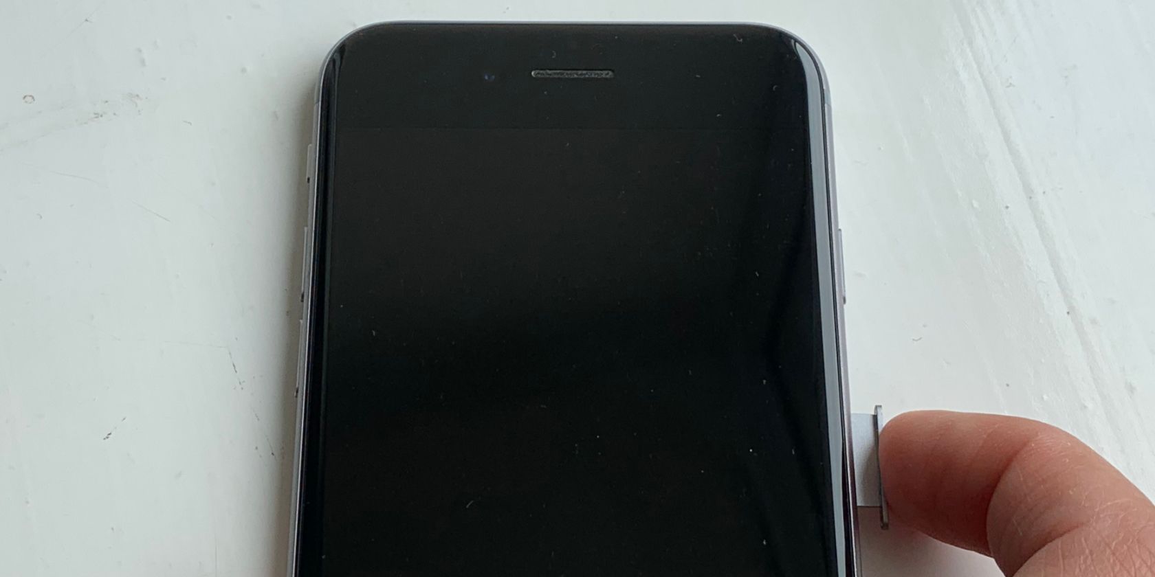 Pushing SIM tray back into iPhone - Come rimuovere una scheda SIM da un iPhone