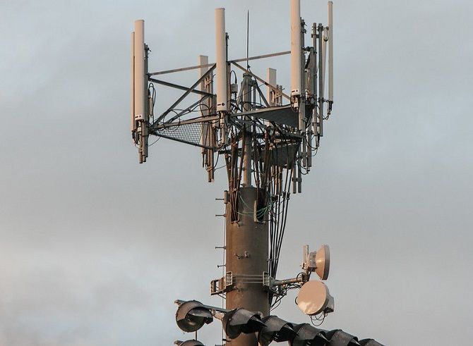 data tower - Wi-Fi e dati mobili: quale è più sicuro?