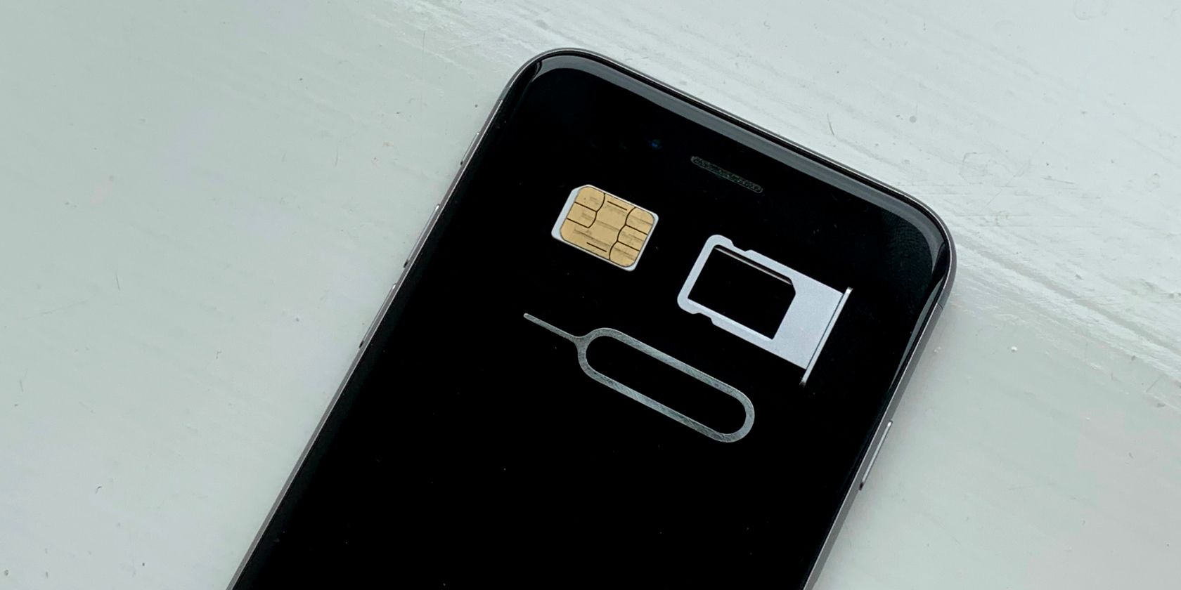 iPhone with SIM card SIM tray and removal pin - Come rimuovere una scheda SIM da un iPhone