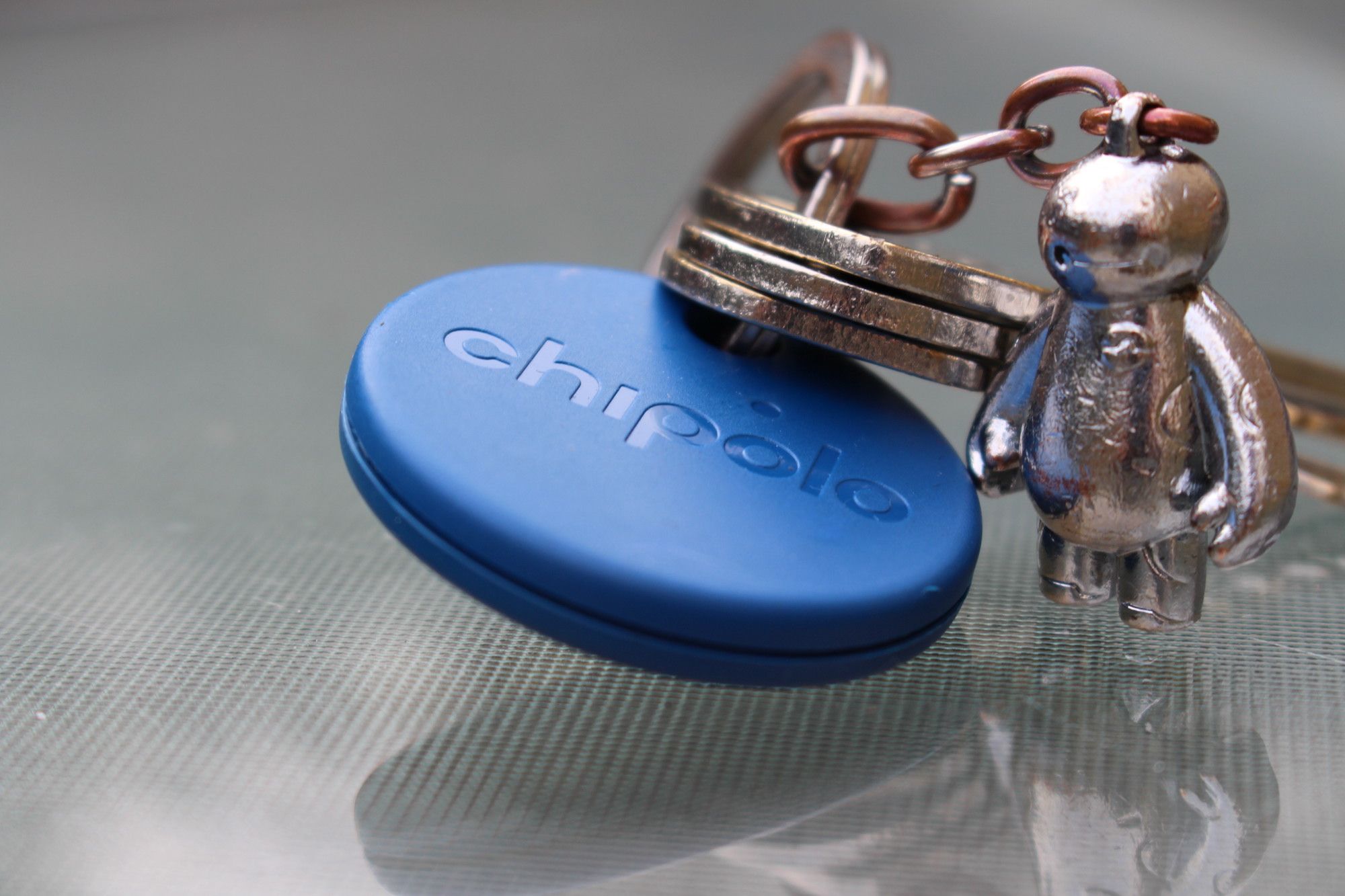 Chipolo ONE Ocean Edition next to Baymax keyring