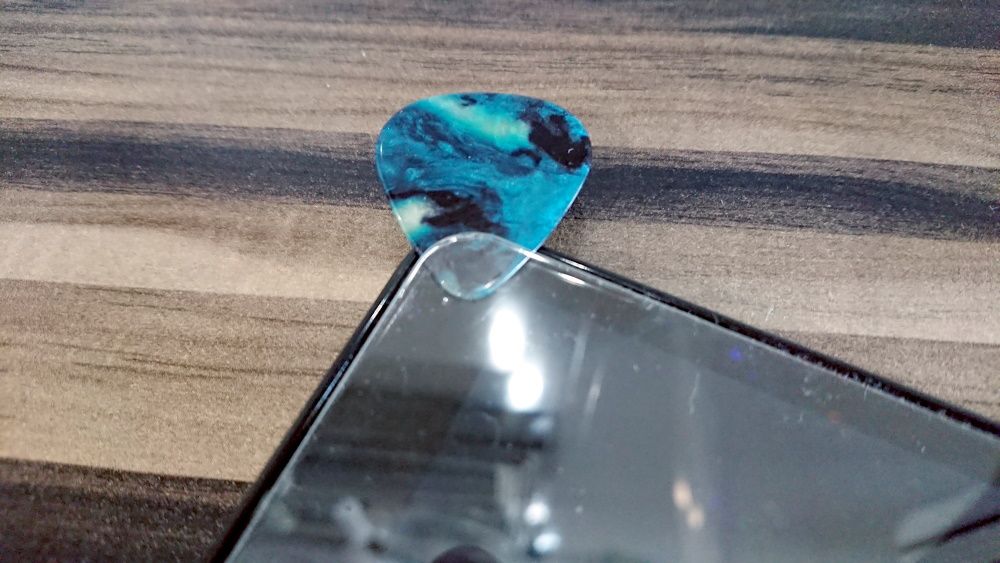 Remove a screen protector with a plectrum