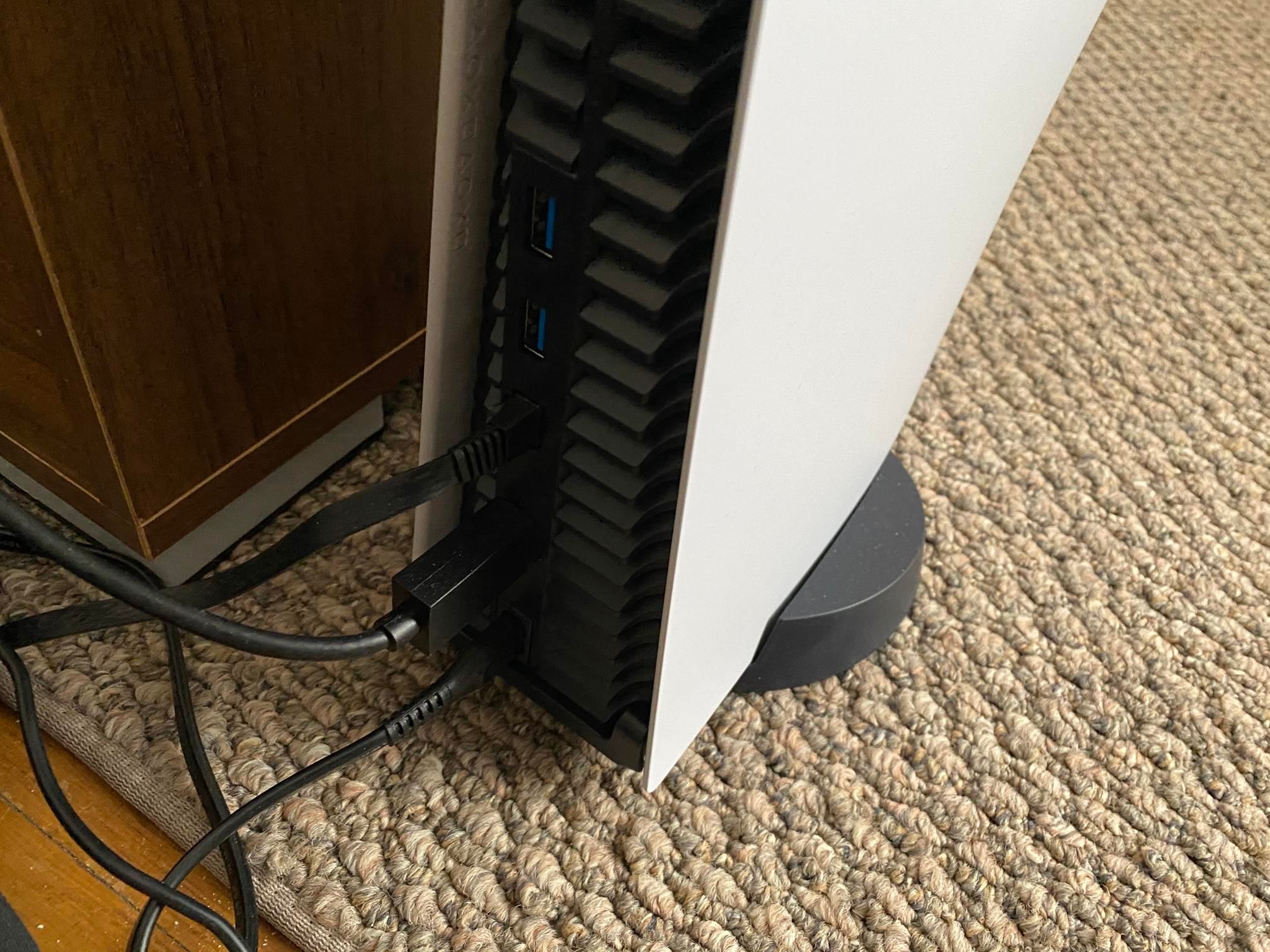 01 Unplug PS5 Cables - Come risolvere i problemi Wi-Fi di PS5: una guida alla risoluzione dei problemi