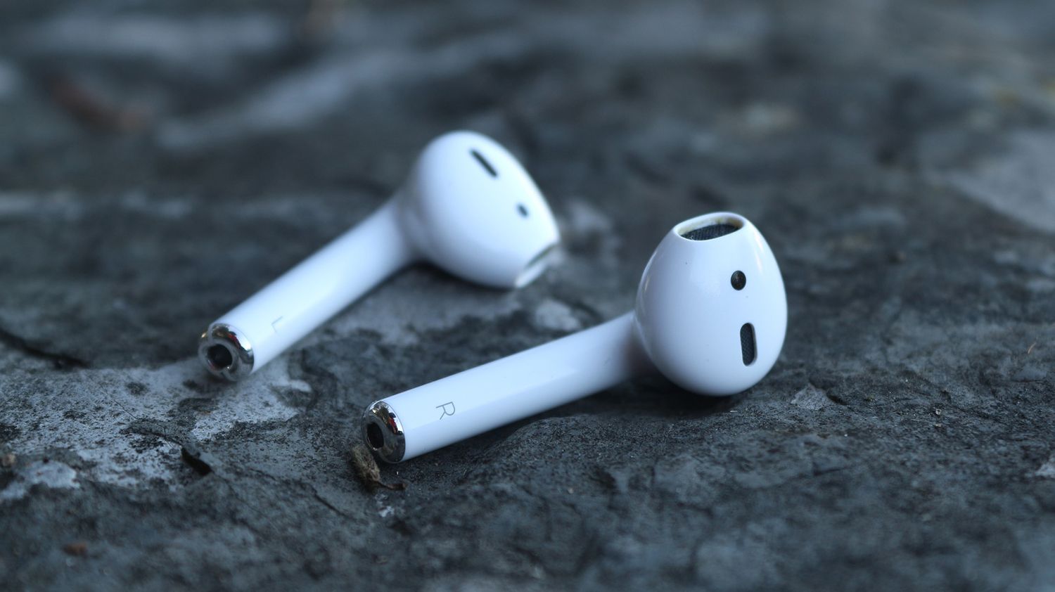 AirPods را تمیز کنید