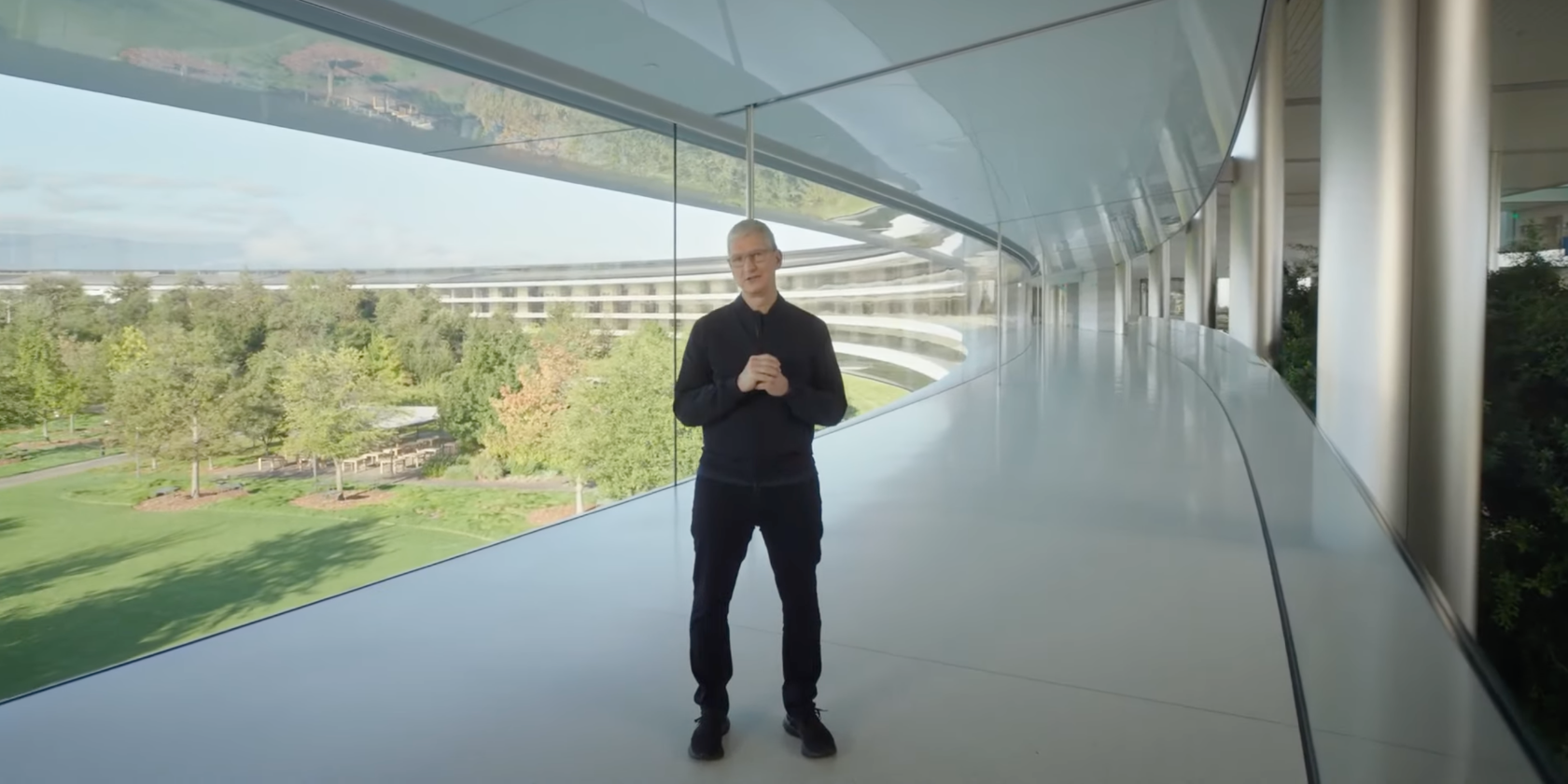 Uma imagem do vídeo de abertura da Apple em outubro de 2020 mostrando o CEO Tim Cook em um dos corredores da sede do Apple Park