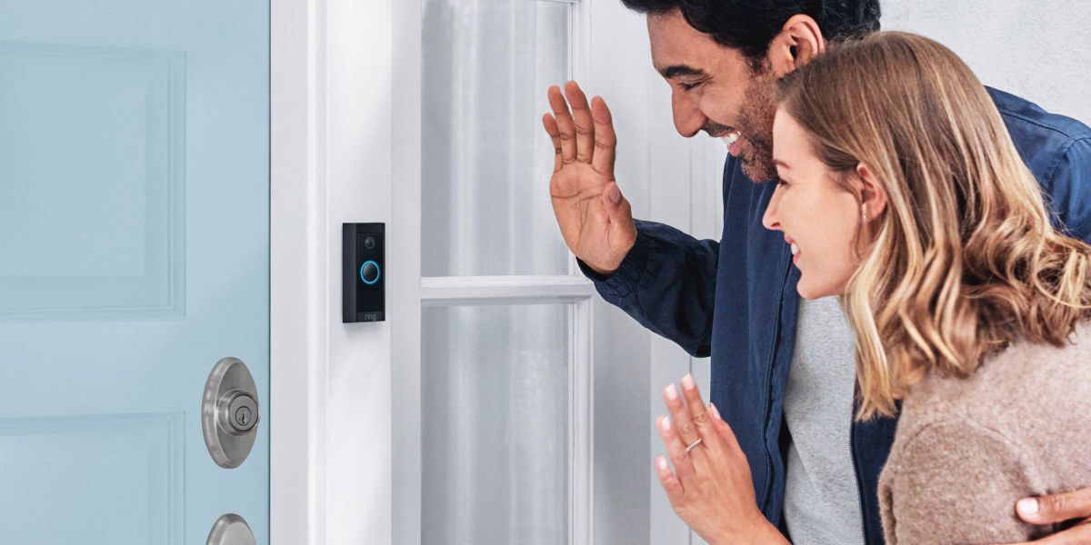Ring Video Doorbell Two People Waving At It - Come fare in modo che Alexa saluti le persone alla tua porta