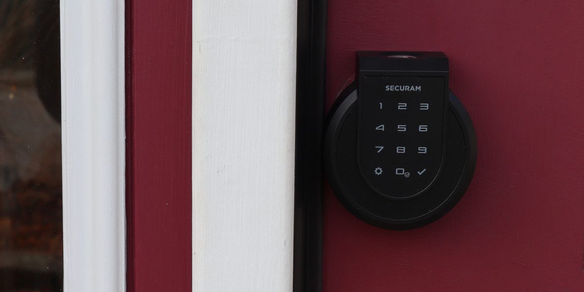 Securam Smart Lock Featured Image 1 e1614999048733 - I migliori dispositivi per la casa intelligente per tenere sotto controllo il tuo Airbnb o il noleggio a breve termine
