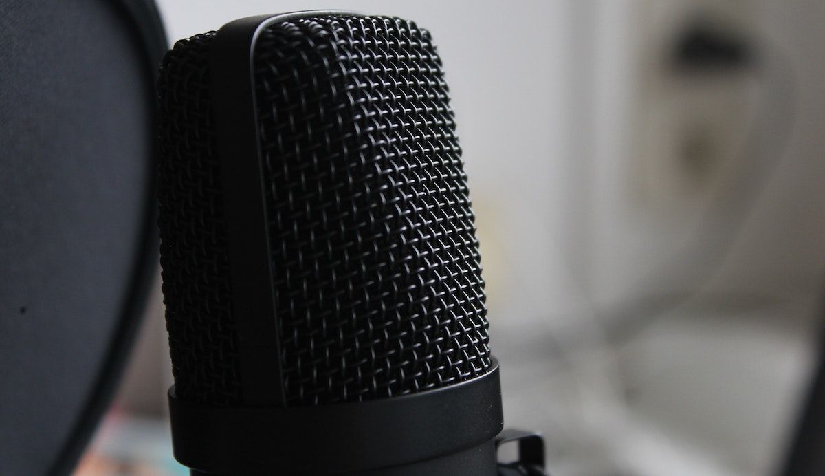 black microphone head pop shield - 5 suggerimenti per registrare voci di qualità da studio a casa