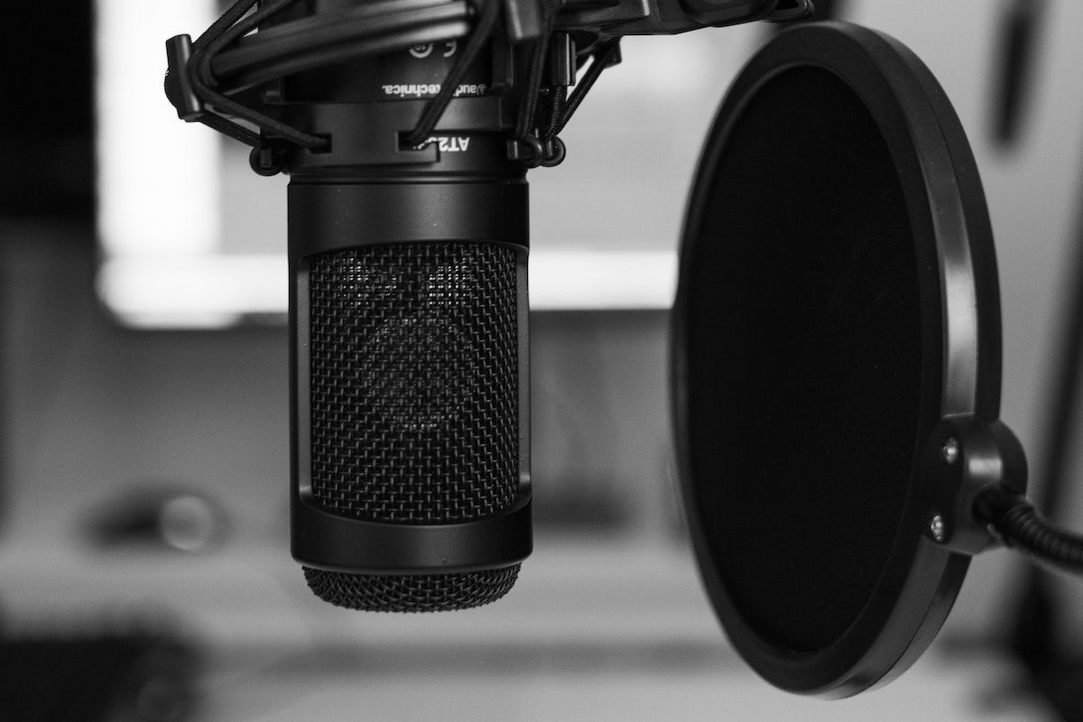 microphone pop shield black and white image - 5 suggerimenti per registrare voci di qualità da studio a casa