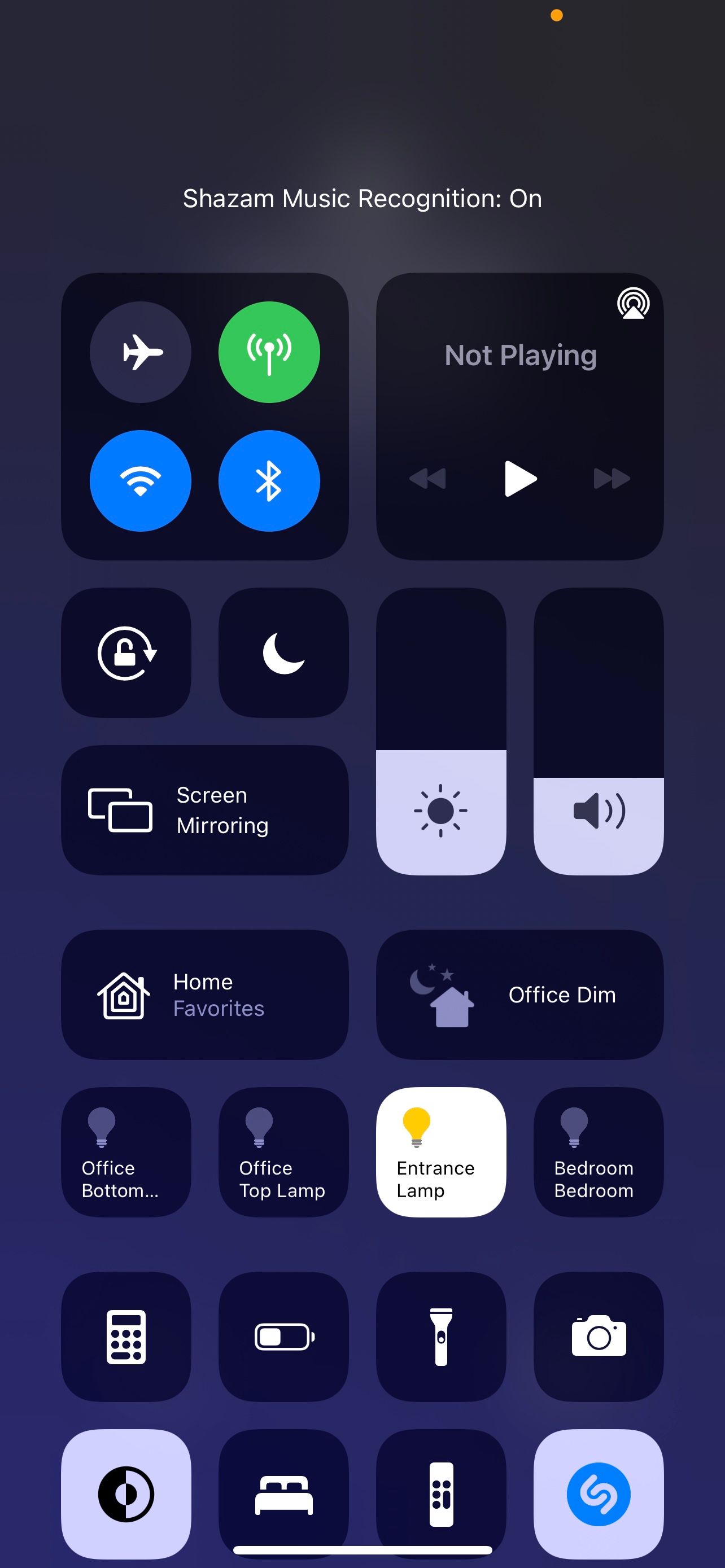 ویجت Shazam Control Center به طور فعال گوش می دهد.