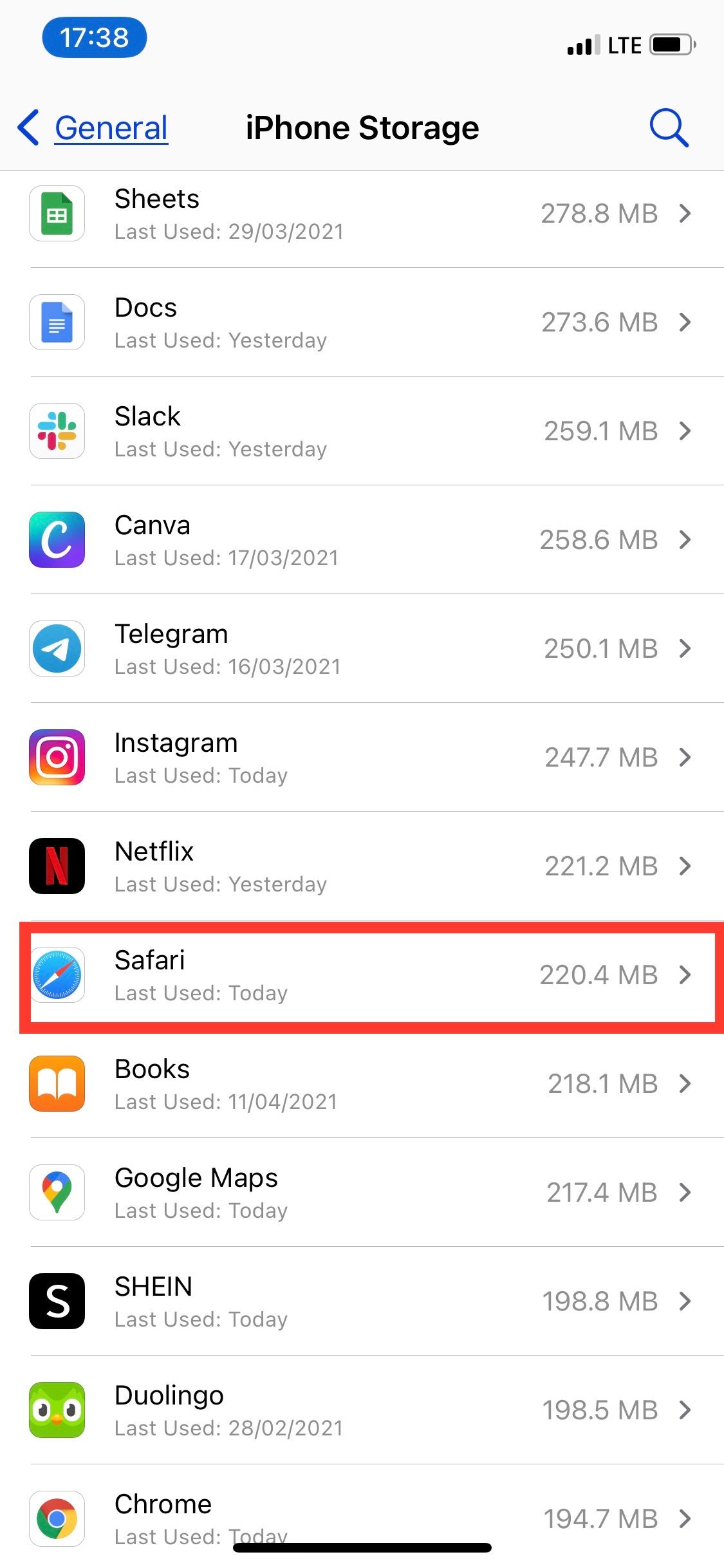 iPhone Settings app screenshot with Safari app highlighted.