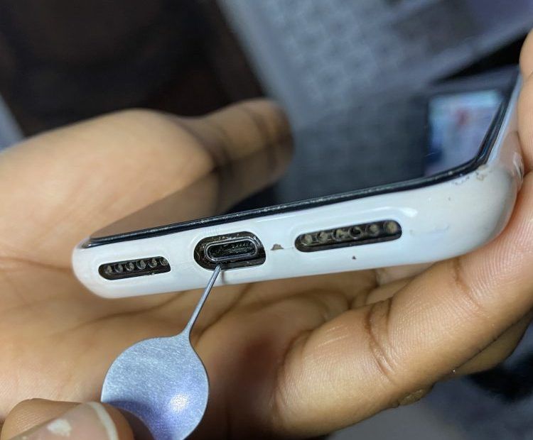 KPBE0169 e1619804061847 - Come riparare una porta Lightning di iPhone rotta