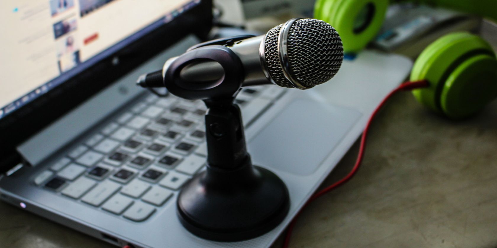 a microphone on a keyboard