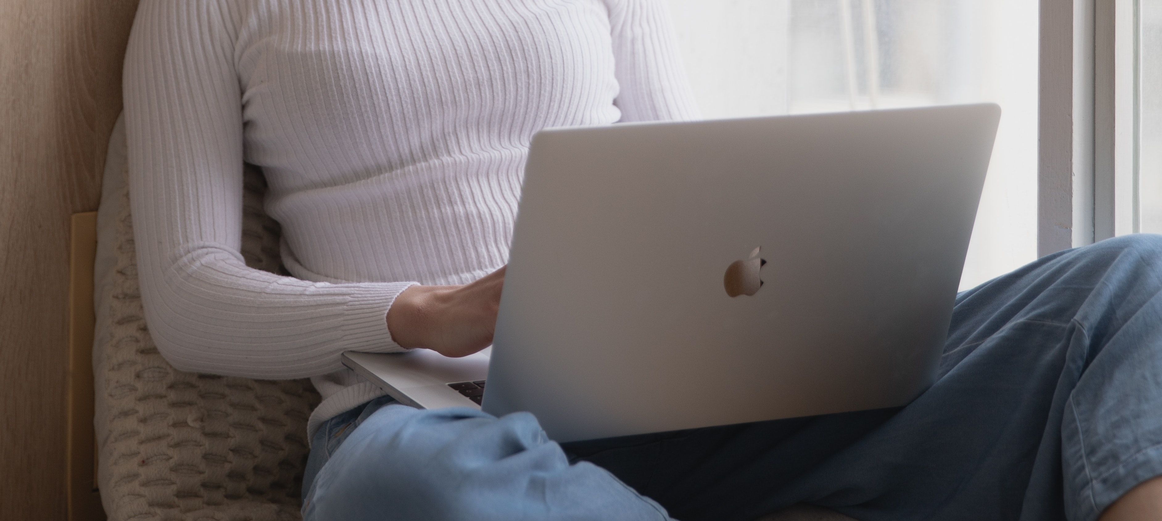 Woman using MacBook - iPad Pro vs MacBook Air: qual è giusto per te?